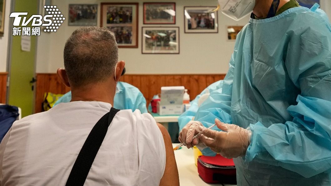 義大利男子戴假手臂打疫苗。（示意圖，非當事人／達志影像美聯社）