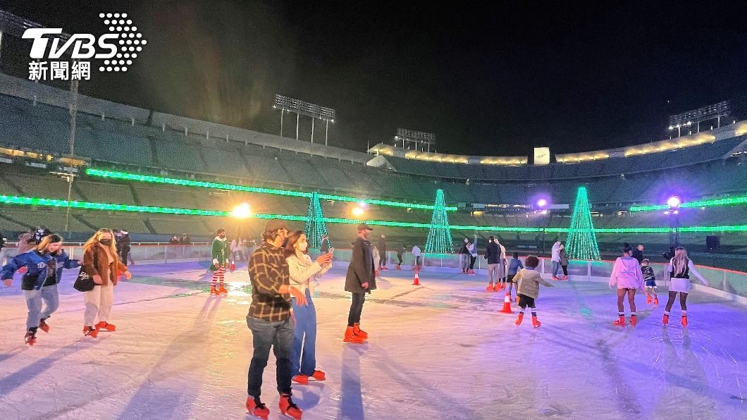 洛杉磯道奇球場在外野草皮設置溜冰場，營造聖誕節氣氛。（圖／中央社）