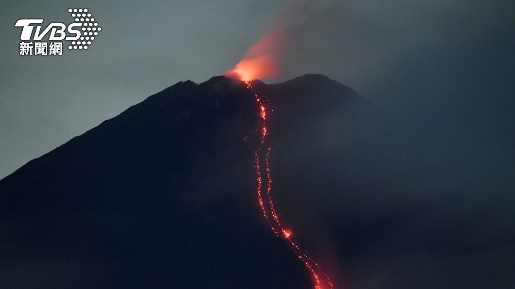 印尼塞梅魯火山再度噴發。（圖／達志影像路透社）