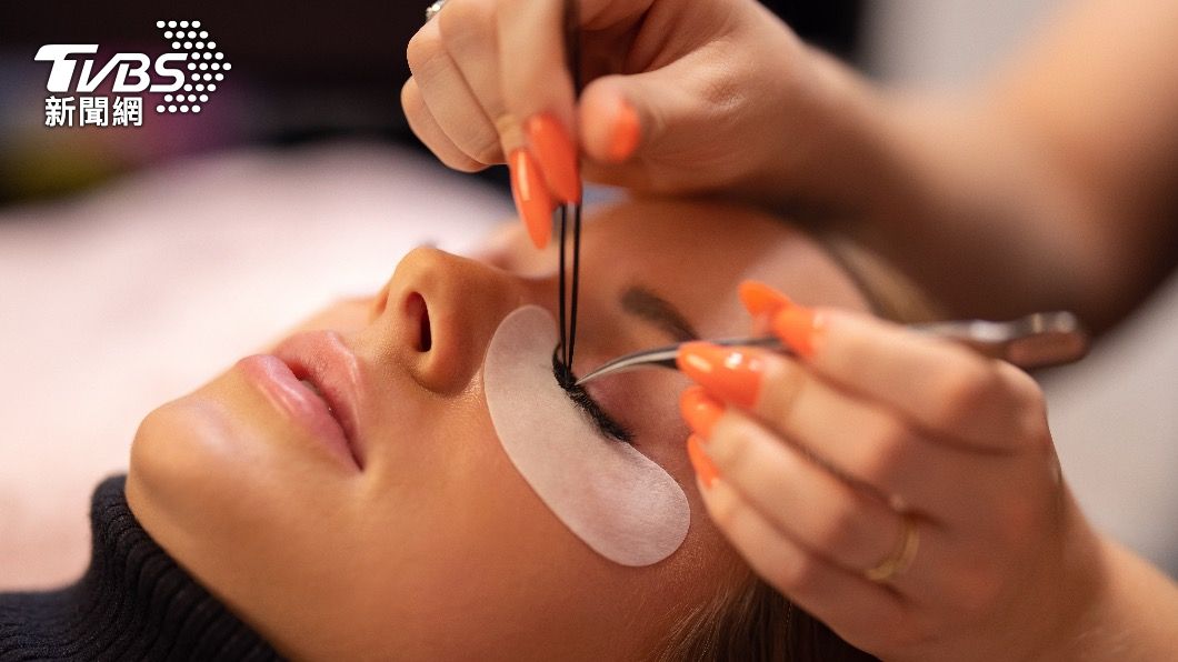 美容美體業明年一月也納入從業人員要完整打兩劑疫苗的行業。（圖／示意圖Shutterstock）