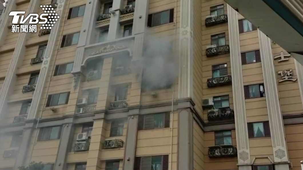 4樓起火冒煙。（圖／TVBS） 五股大樓突竄濃煙！4樓住戶廚房爐具起火　消防急救援