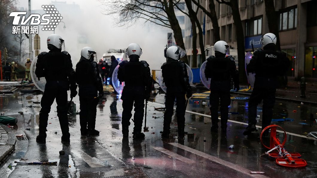 比利時民眾上街抗議，警方出面壓制，演變成暴力衝突。（圖／達志影像路透社）