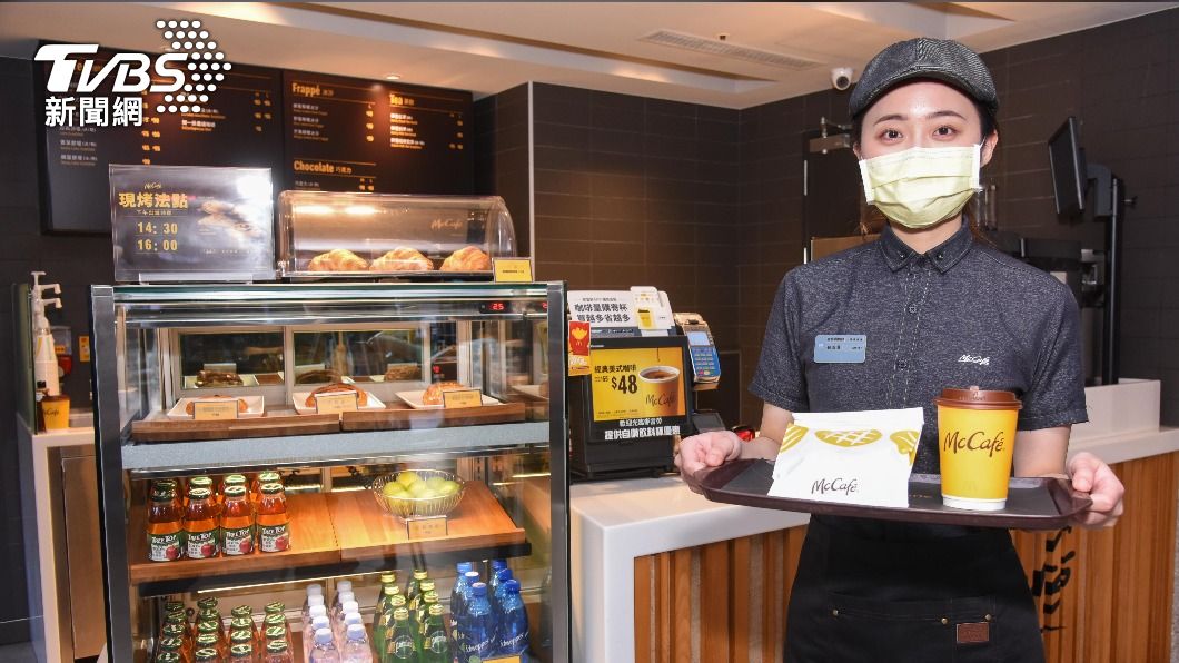 12月8日11家有新科五星咖啡師駐點餐廳的McCafé「經典那堤(冰/熱)買1送1」。（圖／台北麥當勞提供）