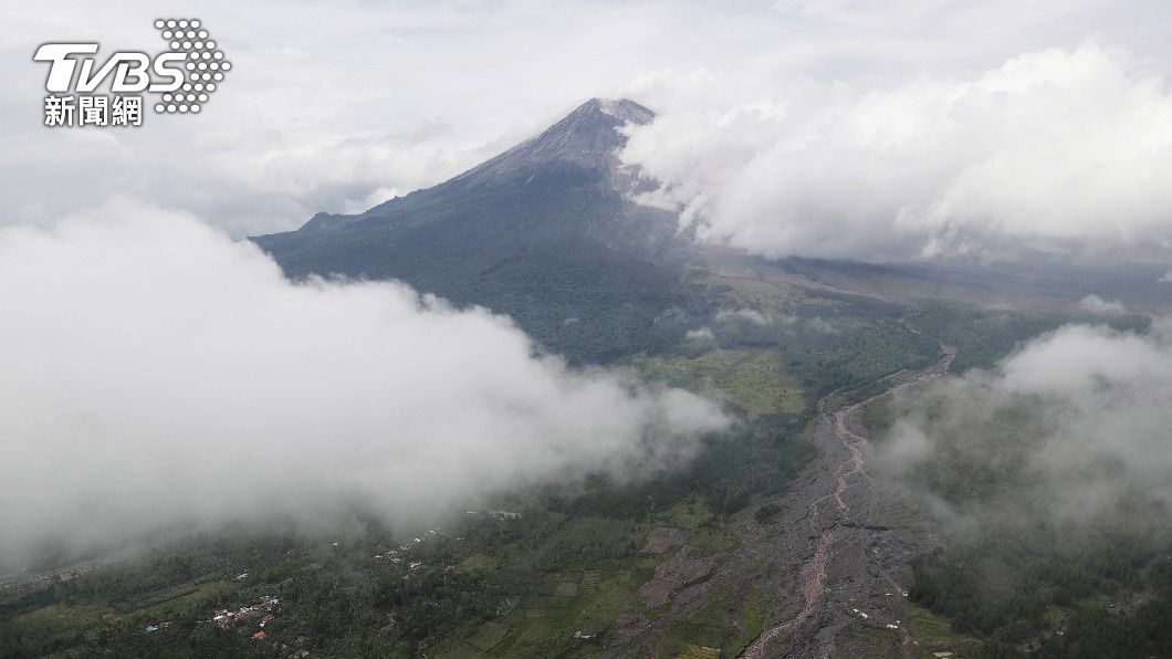 印尼塞梅魯火山噴出火山灰。（圖／達志影像美聯社）