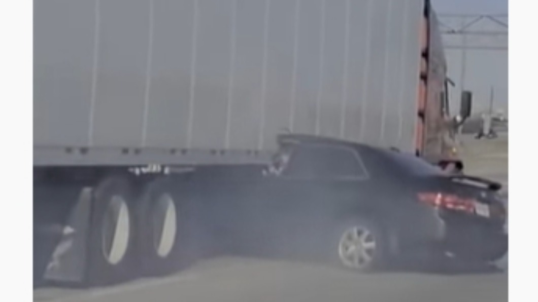 貨車下卡了一輛轎車。（圖／翻攝自WGN News YouTube）