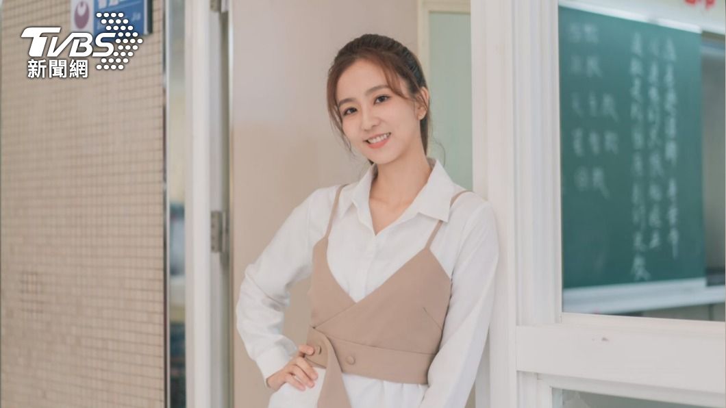 周曉涵在新劇《機智校園生活》中飾演高中班導師伍佳麗。（圖／TVBS）