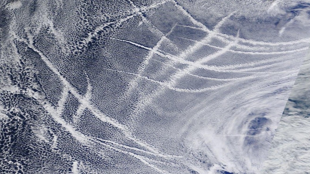 衛星雲圖上出現類似蜘蛛網狀的雲跡線。（圖／翻攝自NASA/EOSDIS） 地球驚見「蜘蛛網雲」！鄭明典曝成因　網：第一次看到