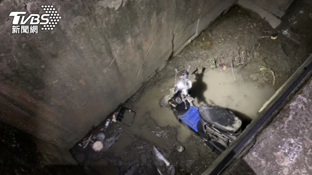 台東女摔3米深水溝亡。（圖／TVBS） 連人帶車摔3米深涵洞　台東女騎士返家途中重傷亡