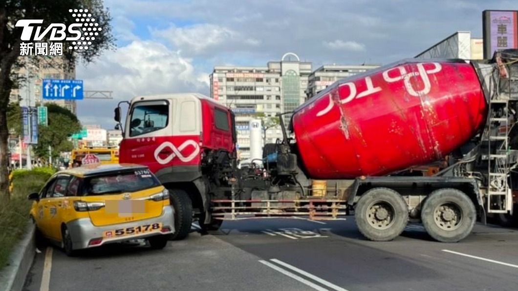 混凝土車開出加油站撞擊計程車。（圖／TVBS）