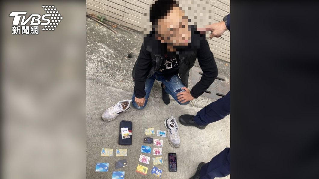 詐騙車手在鞋內藏15張金融卡，被警方逮個正著。（圖／警方提供）