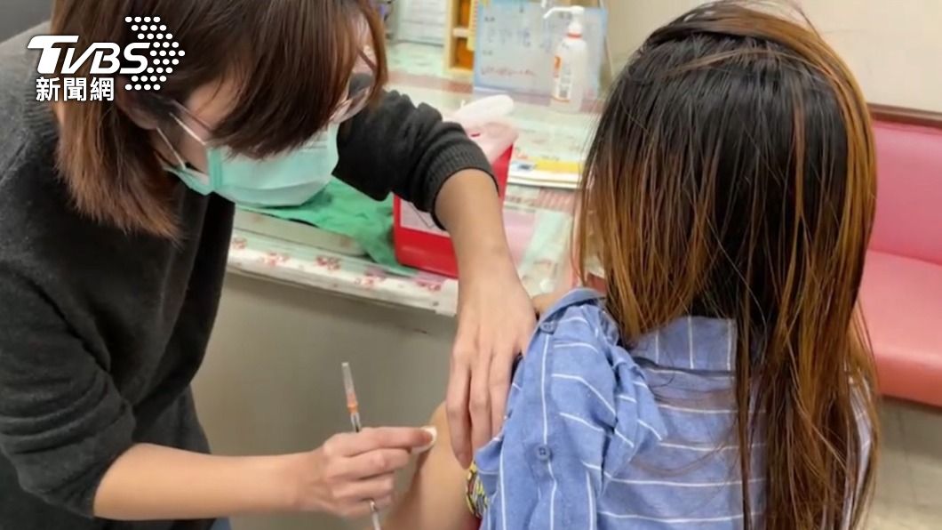 昨(7)日竹縣有一名失聯女移工(右)到新豐鄉衛生所打疫苗遭逮。（圖／中央社）