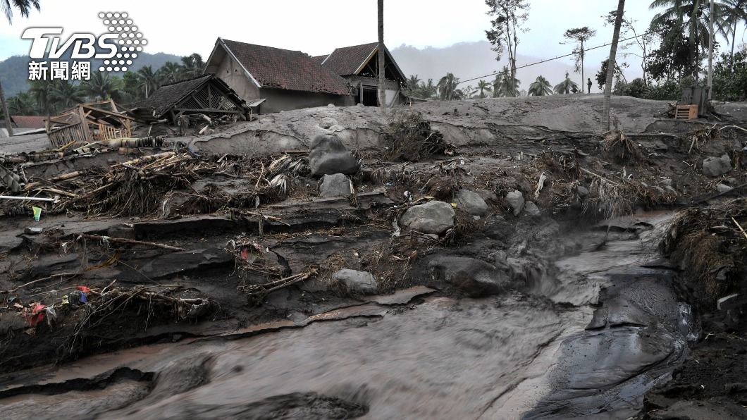 印尼火山噴發，整個村落幾乎被淹沒。（圖／達志影像路透社）