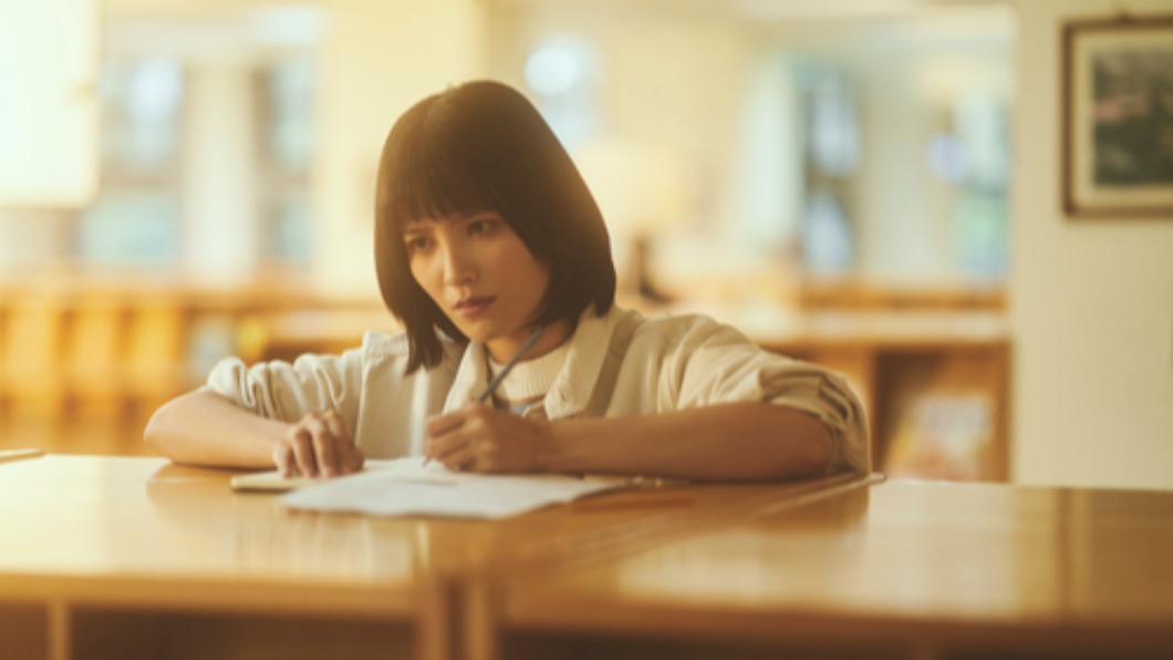 女星吳子霏在《一杯熱奶茶的等待》中飾演設計系大學生的角色。（圖／台北双喜電影提供）