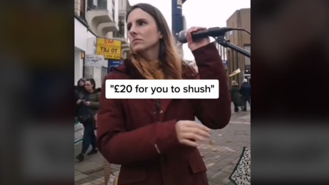 英國街頭藝人洛伊德表演時遇到路過民眾攻擊言論。（圖／@samanthalloydmusic TikTok）