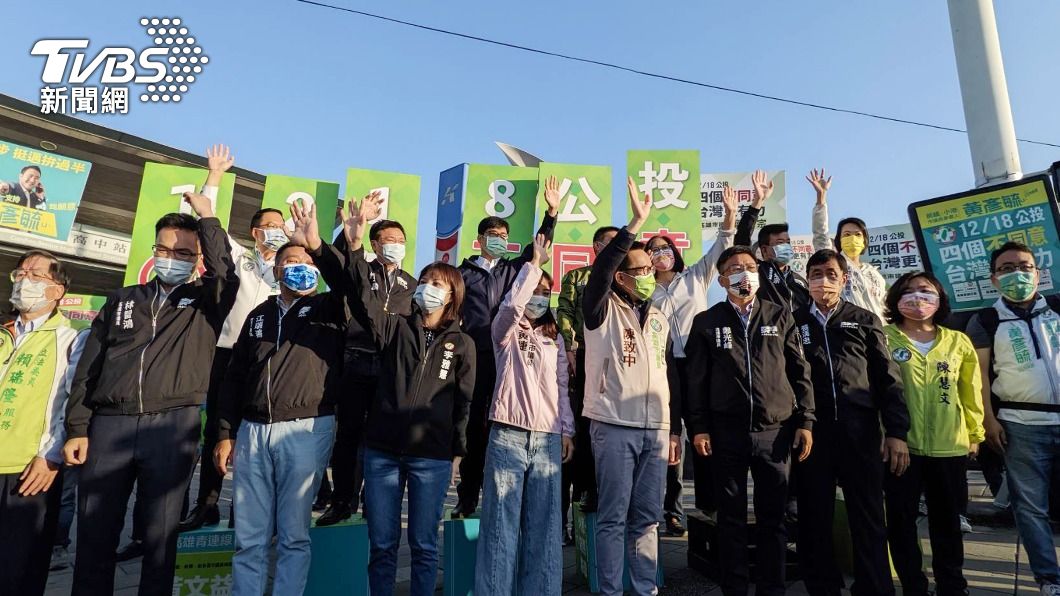 陳其邁（後排左3）與多名立委、議員，在高雄捷運前鎮高中站外宣傳公投「4個不同意」的主張。（圖／中央社）