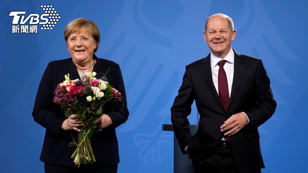 德國前總理梅克爾8日正式將大權交接給新任總理蕭茲。（圖／達志影像美聯社）