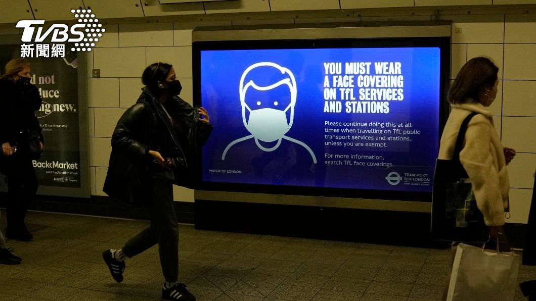 英國規定民眾搭乘大眾運輸必須戴口罩。（圖／達志影像美聯社）