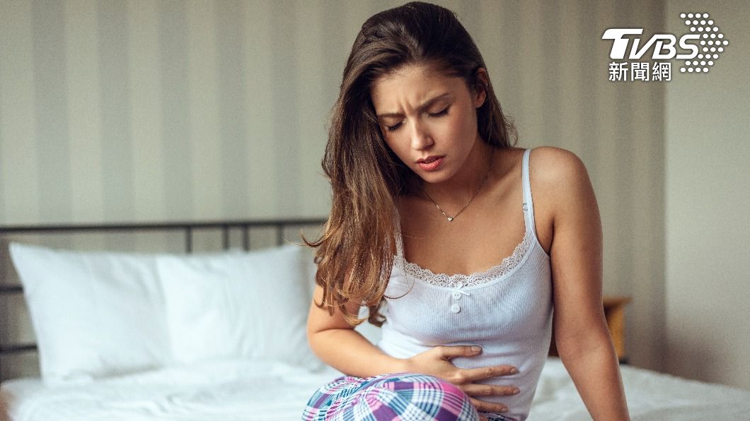 經期期間女性身體容易感到不適，會出現肚子痛、水腫、拉肚子。（示意圖／shutterstock達志影像）