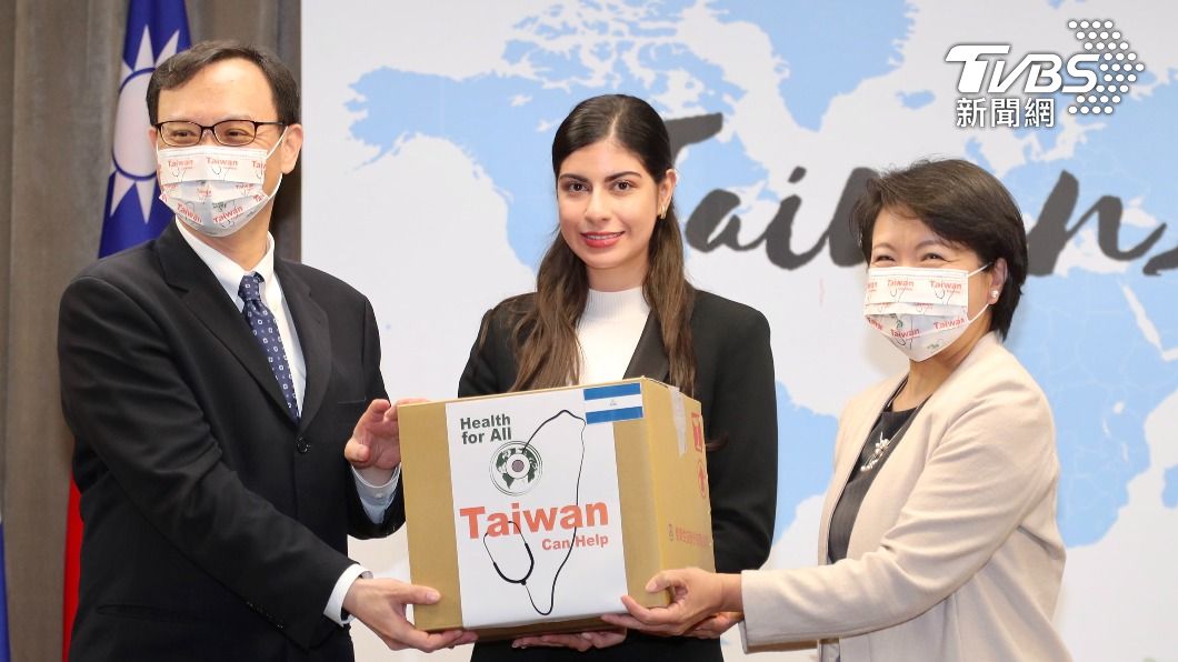 圖為台灣國際醫衛行動團隊去年在外交部舉行醫療物資捐贈儀式，獲贈友邦尼加拉瓜駐台大使李蜜娜（中）代表接受。（圖／中央社）