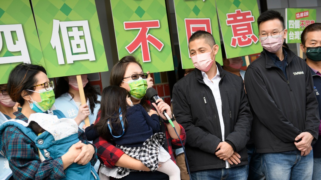民進黨副秘書長林飛帆、台北市黨部主委吳怡農合體前進菜市場掃街。（圖／民進黨提供）