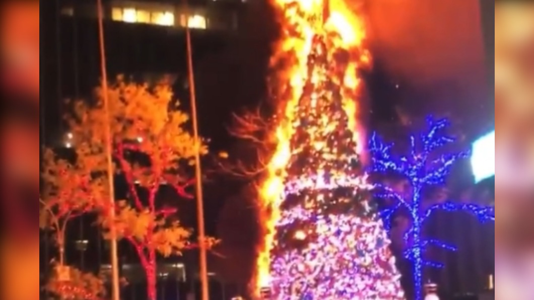 美國福斯新聞（Fox News）外聖誕樹起火燃燒。（圖／翻攝自@rawsalerts推特）