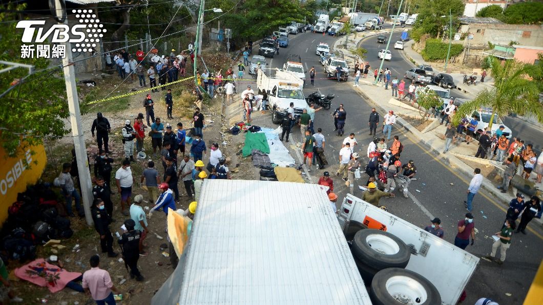 墨西哥發生一起聯結車翻覆意外，釀55人身亡。（圖／達志影像路透社）