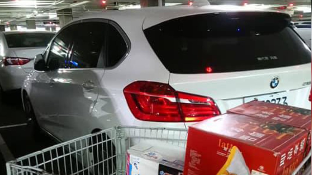 一名網友熱心出借BMW休旅車，結果遭對方婉拒。（圖／翻攝自爆廢公社二館）