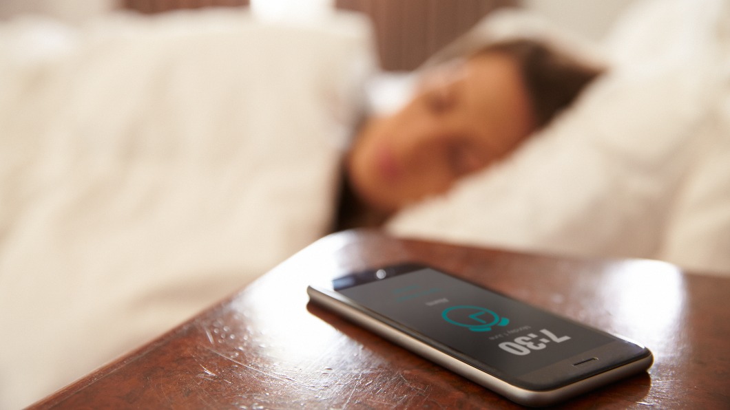 不少人習慣睡覺時把手機放在床頭。（示意圖／shutterstock達志影像） 