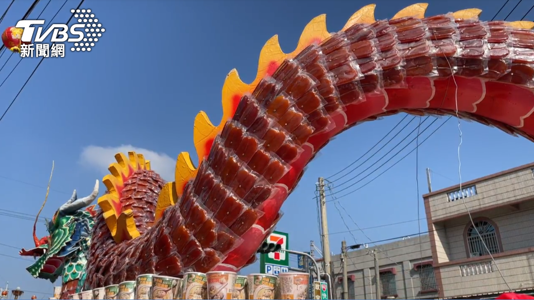 「烏魚子神龍」用1300片烏魚子打造，造價超過50萬元。（圖／TVBS）