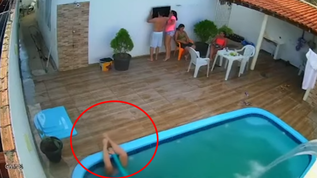 少女倒栽蔥跌入泳池。（圖／翻攝自rozana_pimentel IG）