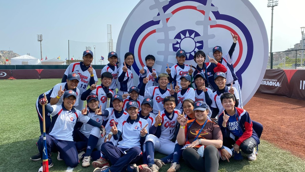台灣女壘勇奪U18世界盃亞軍。（圖／翻攝自中華民國壘球協會臉書）