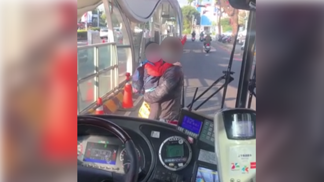 搭不到公車，台中男竟抱孩子以肉車擋車。（圖／翻攝自Dcard）