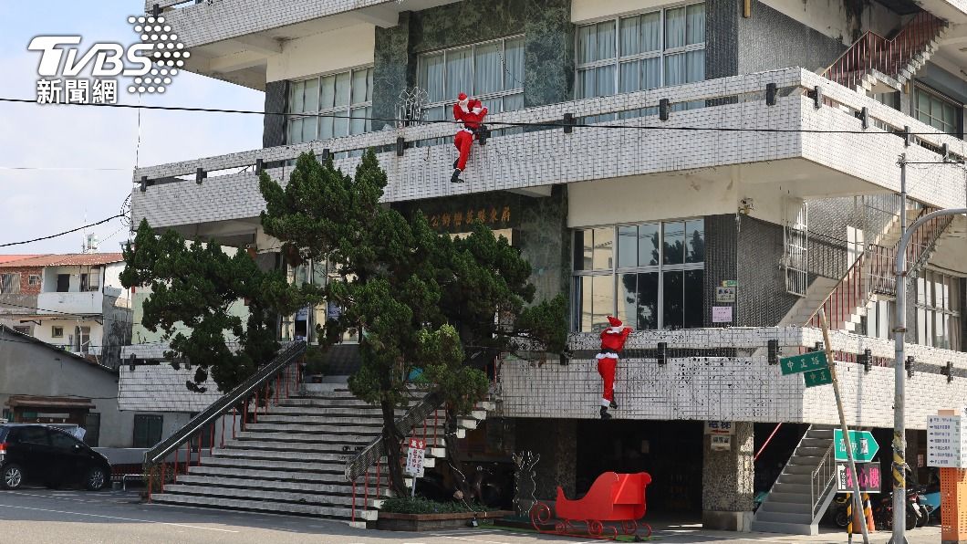 屏東萬巒鄉公所外吊掛3個聖誕老人，民眾路過嚇慘。（圖／屏東縣萬巒鄉公所提供） 