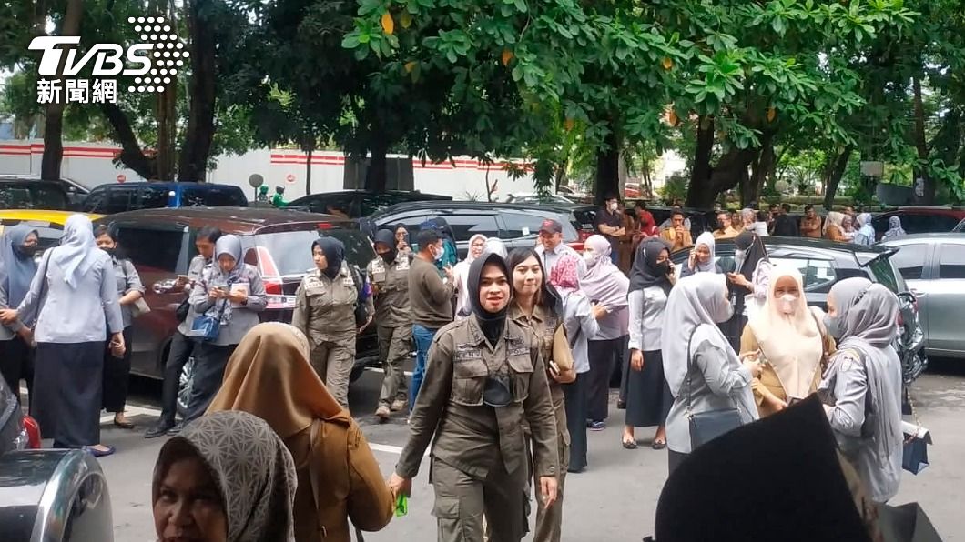 印尼發生地震，許多民眾跑到街上。（圖／達志影像美聯社）