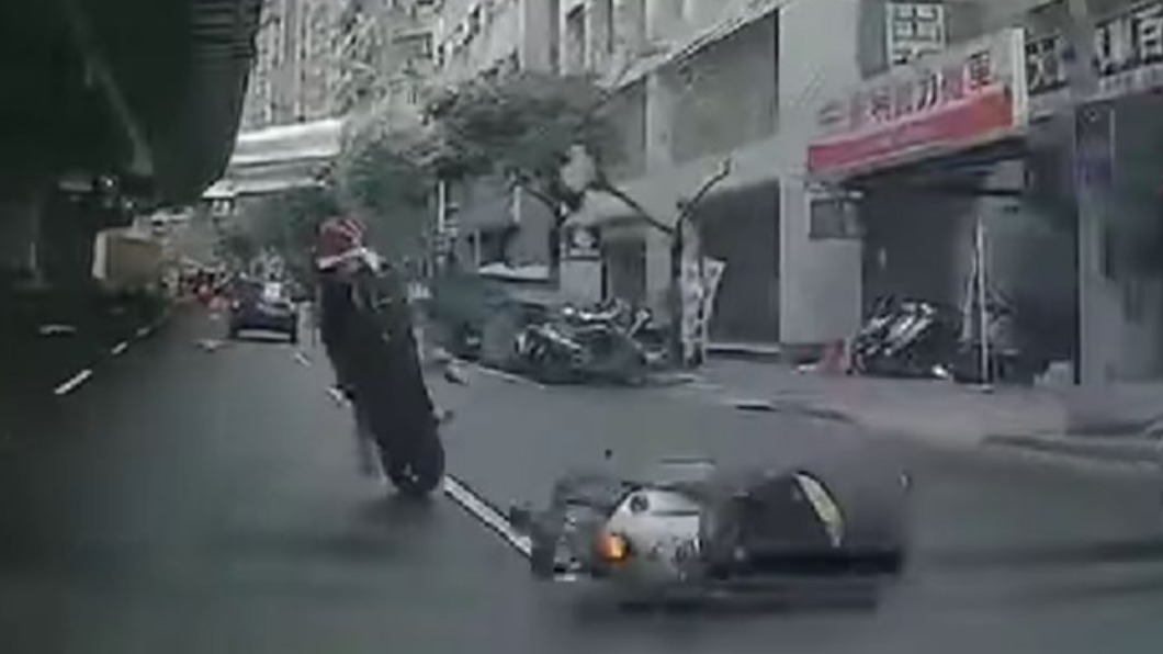 騎士被撞後波及另輛車翻滾。（圖／翻攝自八卦村 臉書）