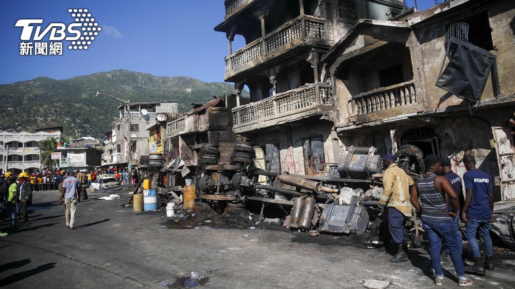 海地一輛油罐車翻覆爆炸。（圖／達志影像美聯社）