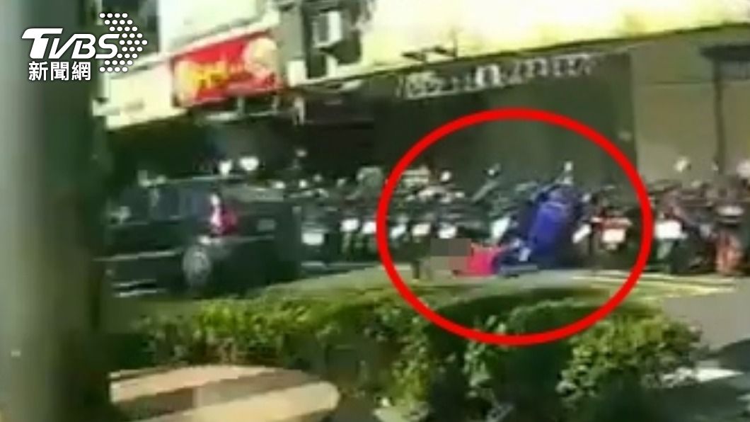 犯嫌開黑色轎車轉彎時撞到路人夫妻。（圖／TVBS）