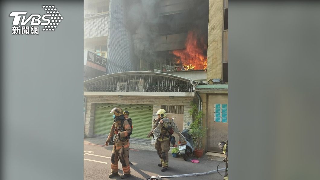 台南市南區健康路一處公寓今（15）日下午發生火警。（圖／民眾提供）