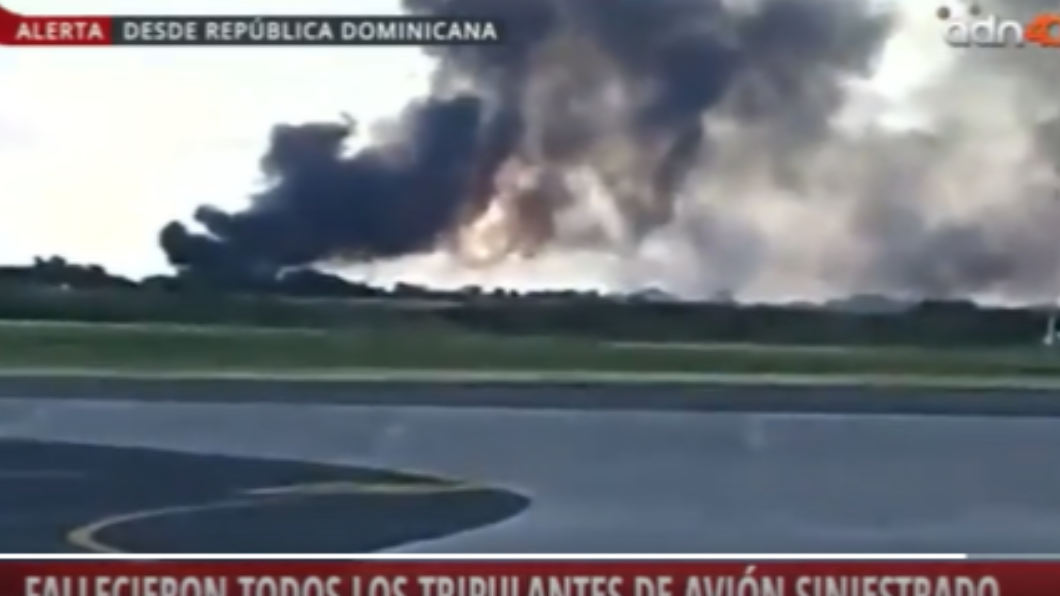 多明尼加一架私人飛機起飛途中緊急迫降失敗，墜毀機場附近，起火冒黑煙。（圖／翻攝odn twitter）