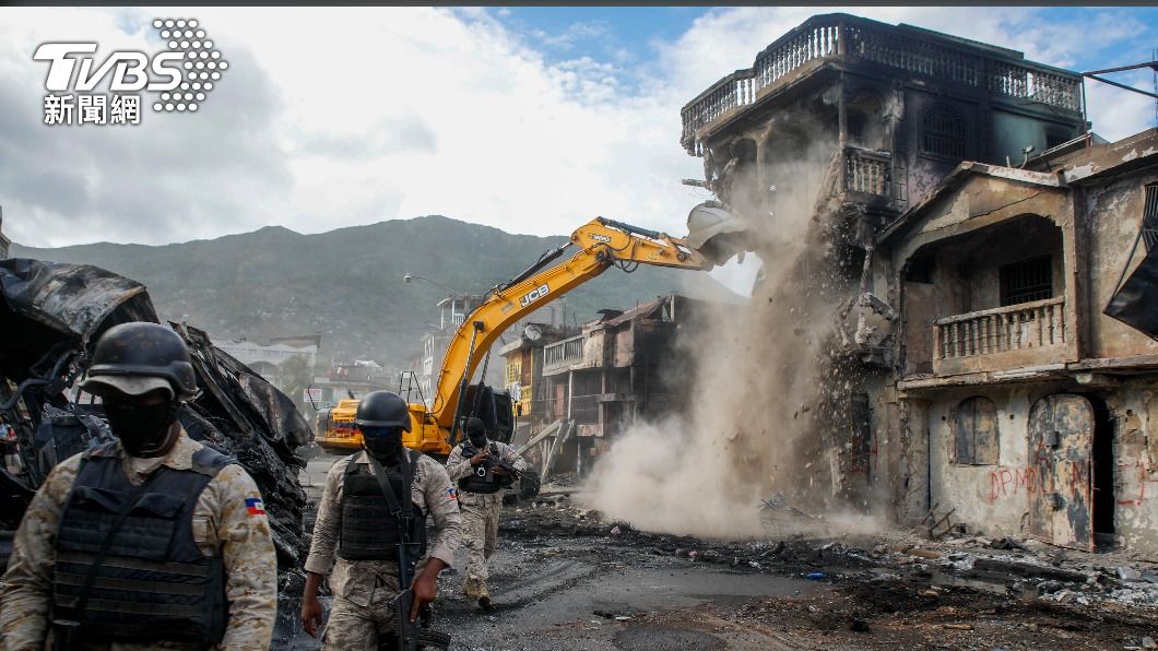 一輛挖土機拆除受油罐車爆炸波及的建物。（圖／達志影像美聯社）