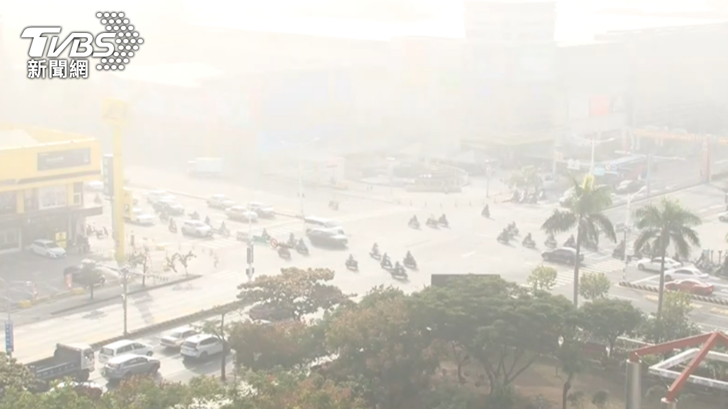 台南不少地方今（16）日空品不好，一片霧茫茫。（圖／TVBS）