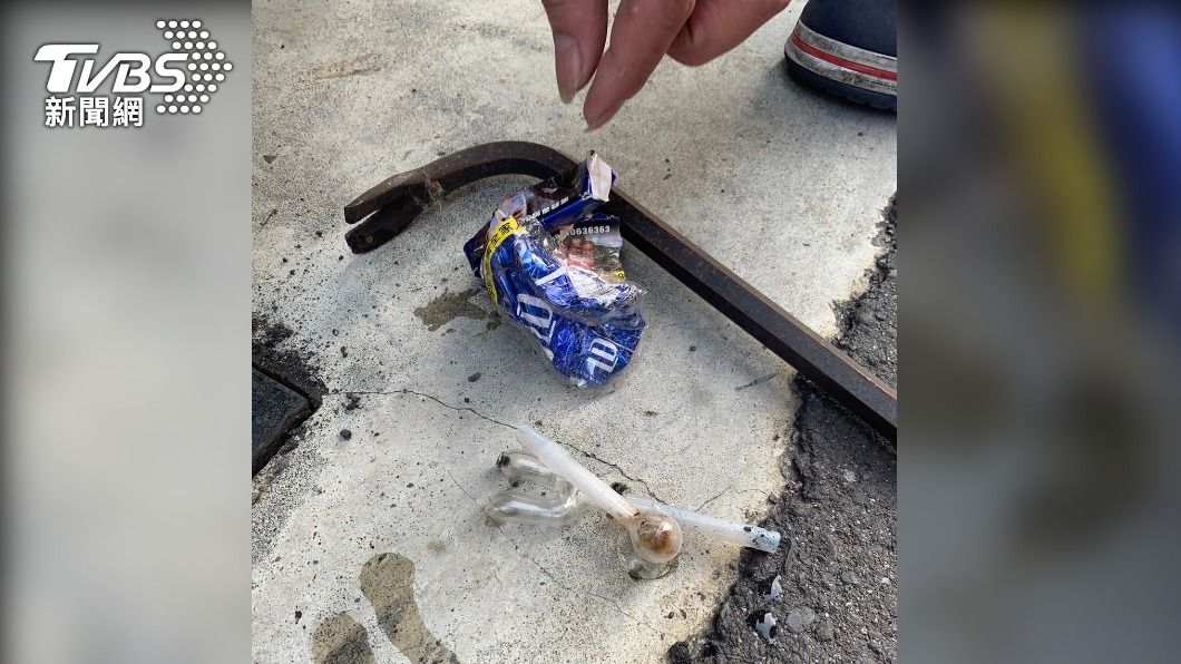 警方在水溝找到許男丟棄的香菸盒與玻璃球吸食器一組。（圖／警方提供）