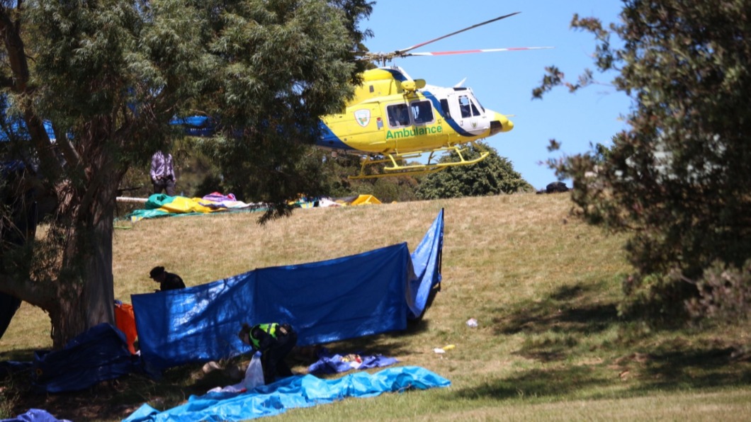 澳洲小學發生死傷意外，直升機趕至現場載運傷患。（圖／翻攝自@MonteBovill Twitter）