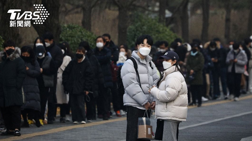 南韓多處都有長長人龍等待篩檢。（圖／達志影像美聯社）