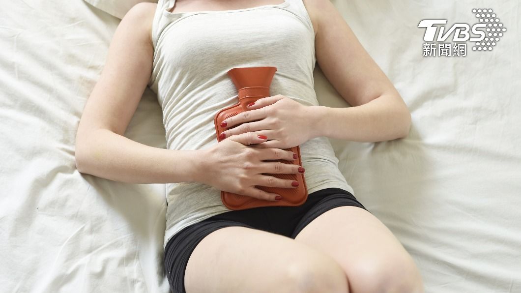 每月生理期到來，有些女性會痛到直冒冷汗。（示意圖／shutterstock達志影像）