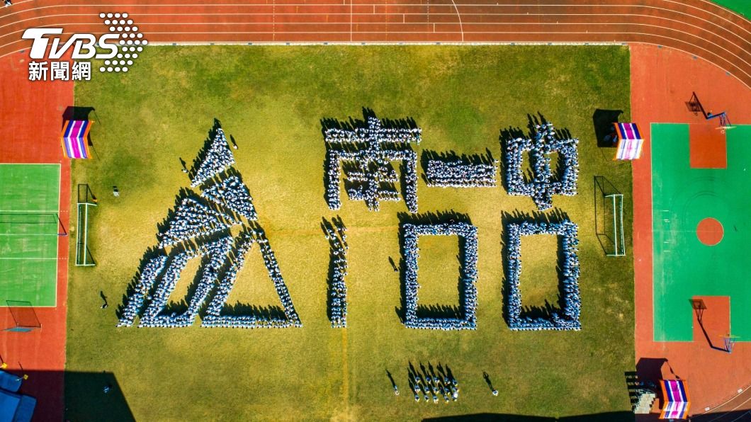 台南一中全校師生排出「南一中100」，祝賀學校百歲誕辰生日。（圖／中央社）