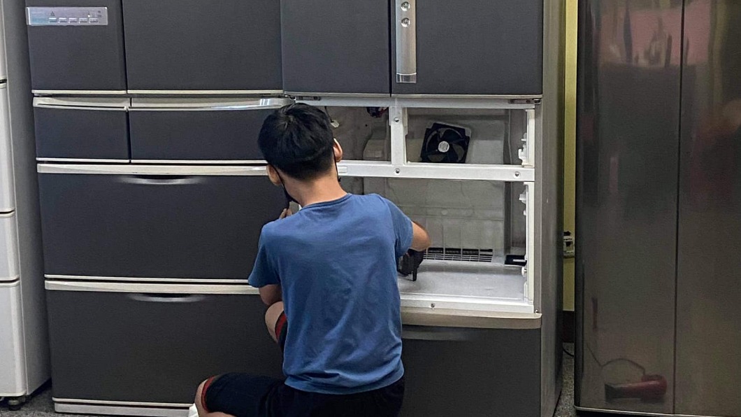 網友秀出兒子修冰箱的背影照。（圖／翻攝自爆廢公社二館）