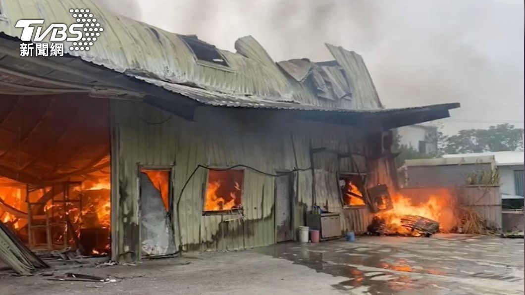 新竹芎林家具廠大火。（圖／TVBS）