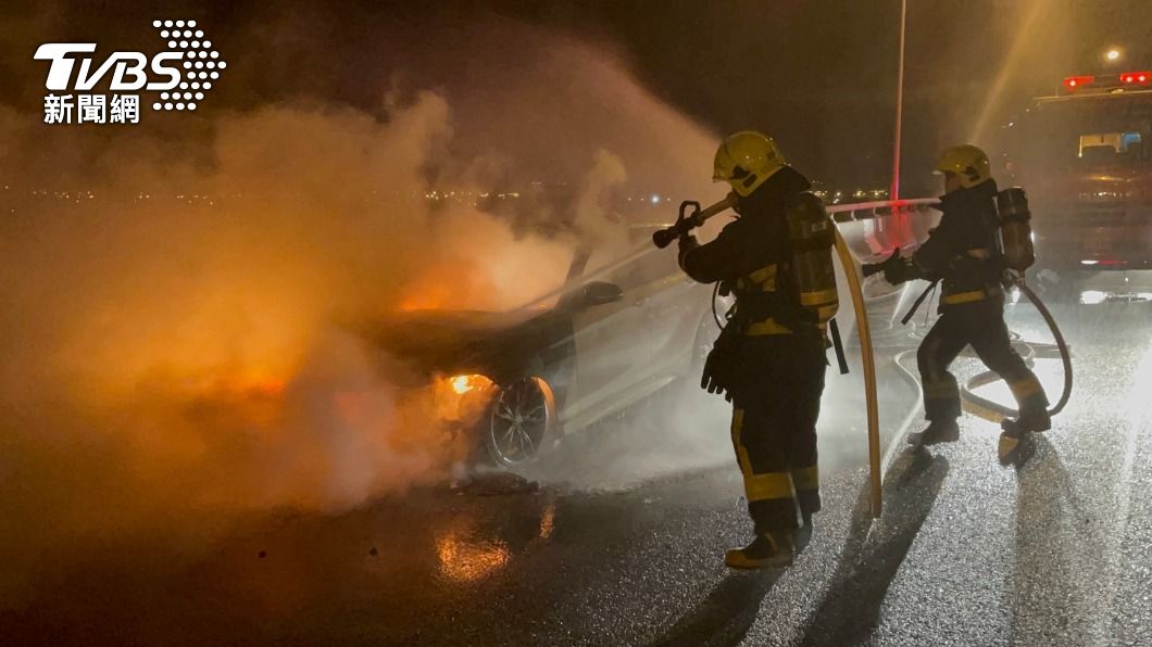 國道五號深夜BMW火燒車。（圖／TVBS）