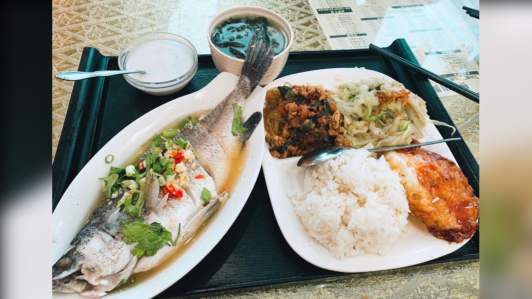網友分享自己在台中吃的午餐，有整條魚還有豐富的配菜，只要160元。（圖／翻攝自PTT）